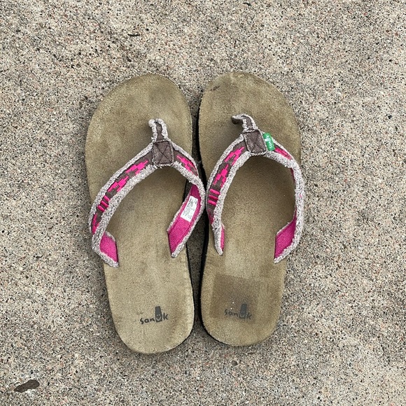 Sanuk Shoes - Women’s Sanuk flip flops size 6